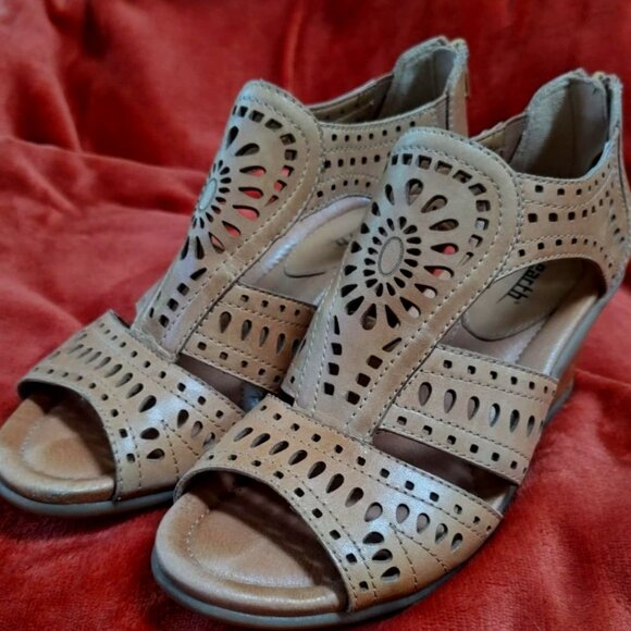 Earth Shoes - Earth 'Attalea Barbuda' tan cut-out leather wedge sandals w/back zippers, size 8